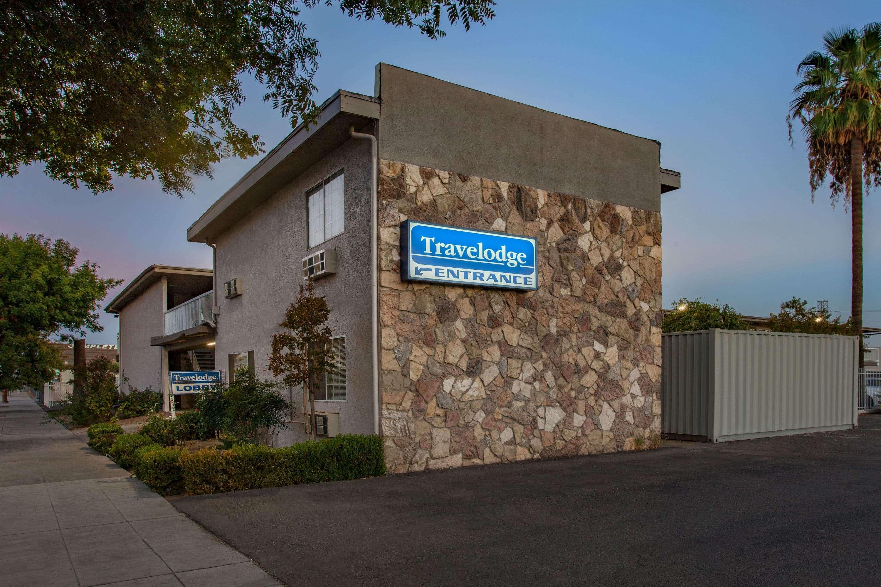 Travelodge By Wyndham Fresno Yosemite Area Exterior photo